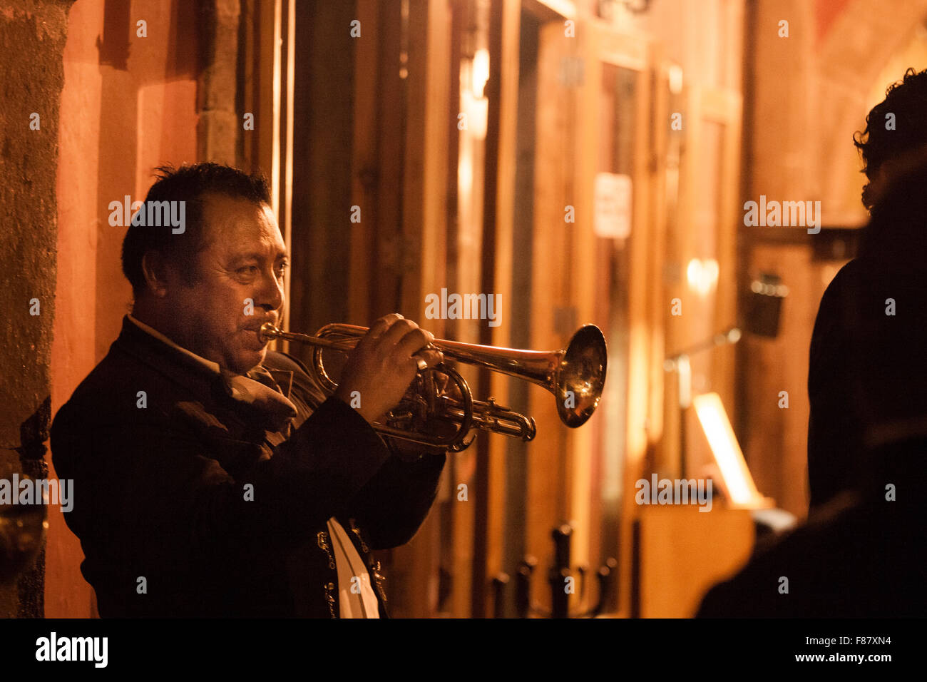 Trompeter in einer Mariachi-Band spielen auf den Straßen von San Miguel de Allende, Mexiko. Stockfoto