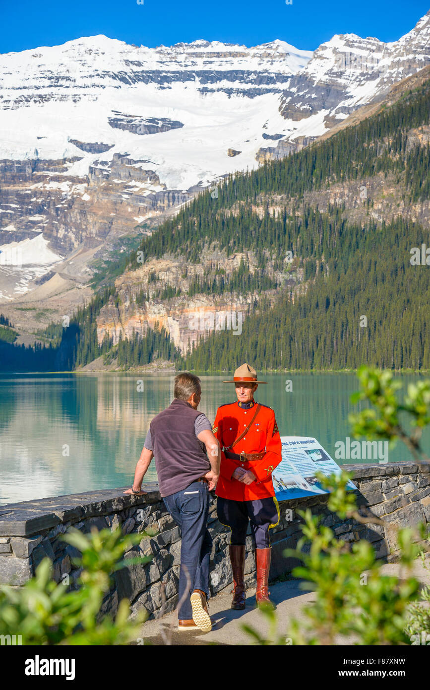 RCMP Offizier am Lake Louise, Banff Nationalpark, Alberta, Kanada Stockfoto