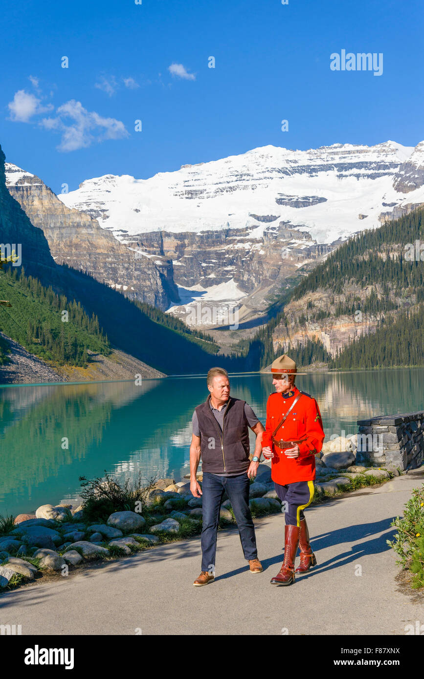RCMP Offizier am Lake Louise, Banff Nationalpark, Alberta, Kanada Stockfoto