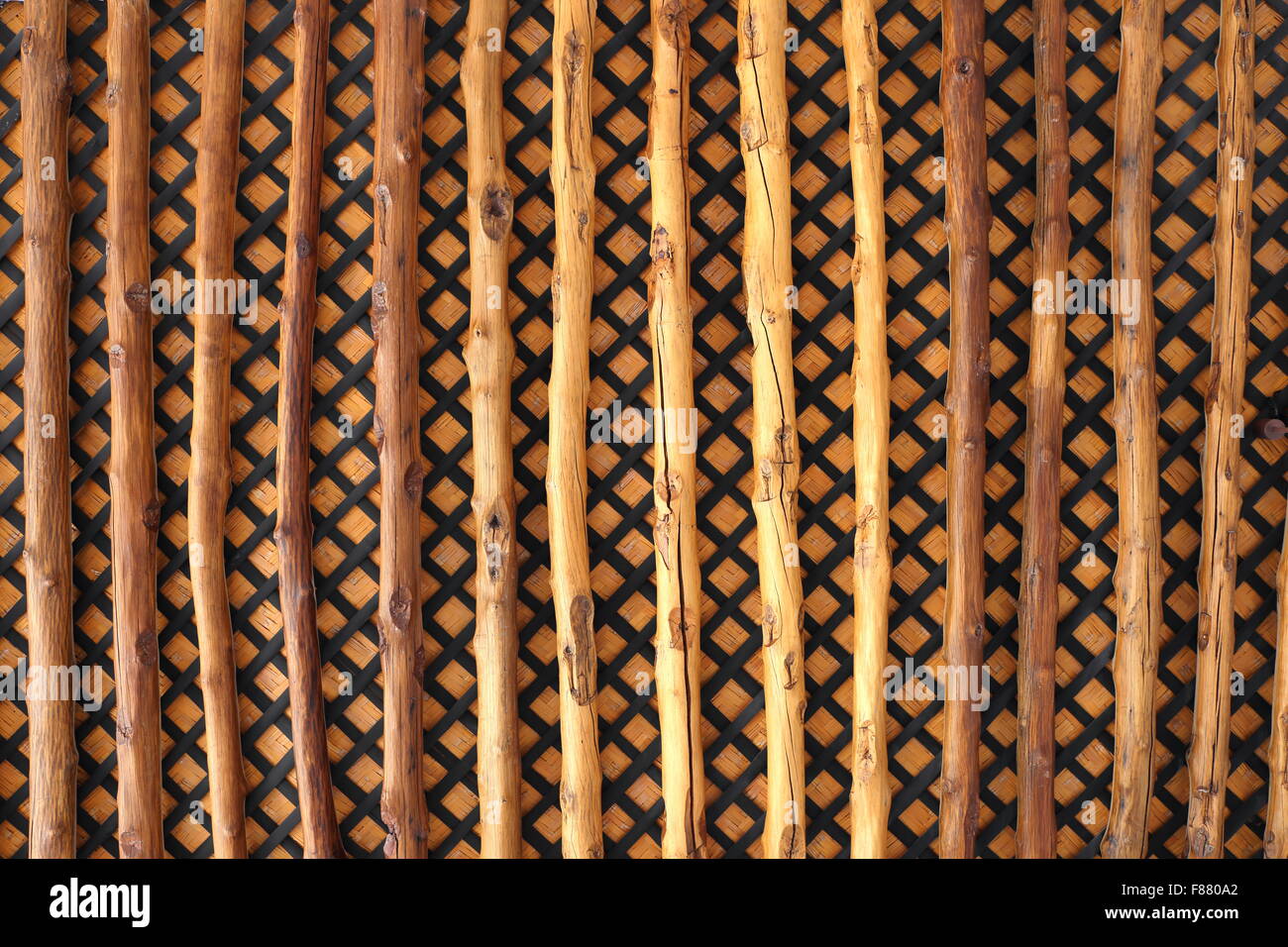 Decke aus Palm Stamm Balken mit geflochtenen Palmwedeln und Matten hinter Khalaf House, Manama, Königreich von Bahrain Stockfoto
