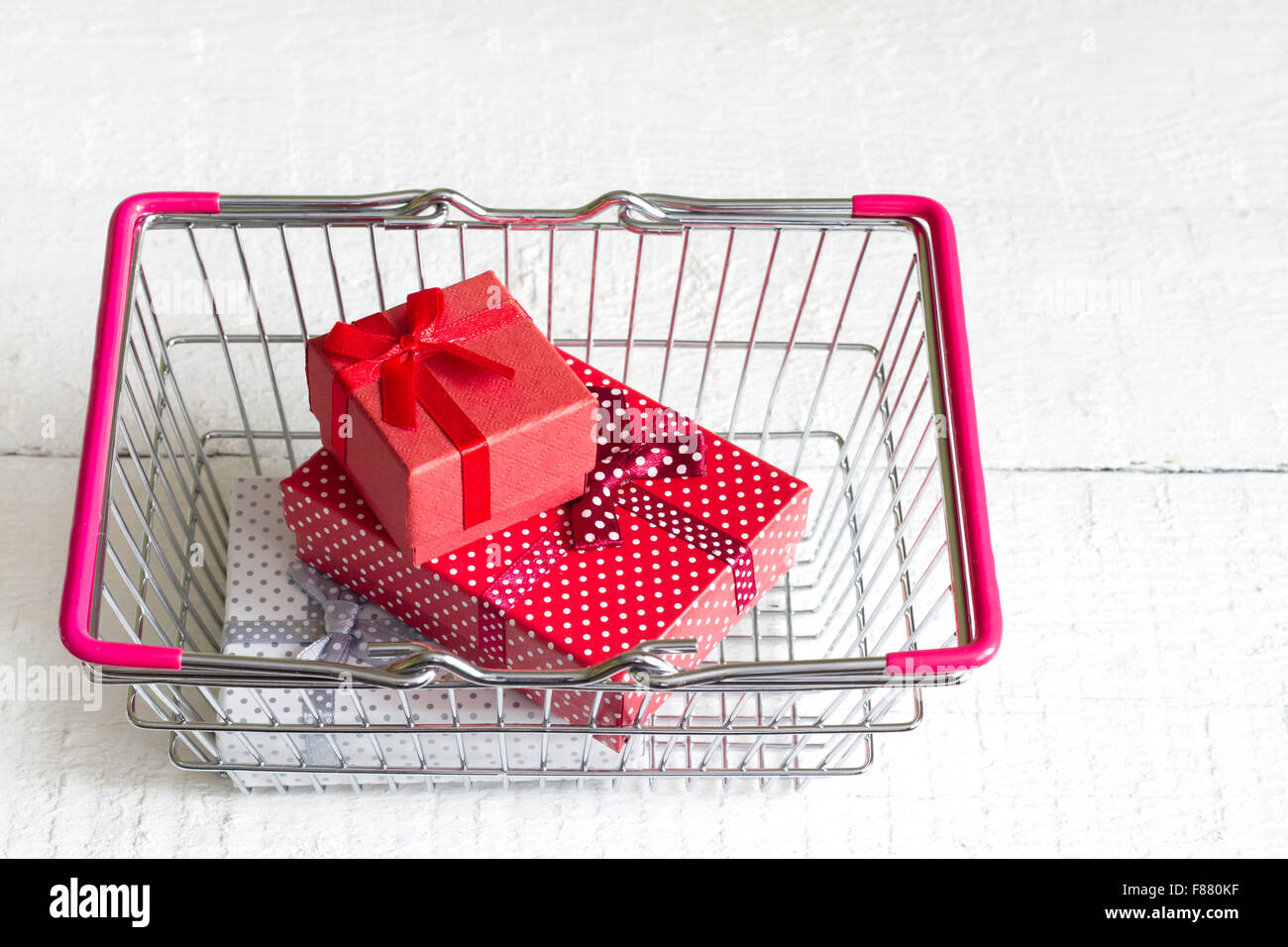 Geschenke im Warenkorb auf ein weißes Weihnachten-symbol Stockfoto