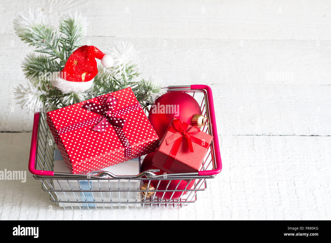 Geschenke im Warenkorb auf ein weißes Weihnachten-symbol Stockfoto
