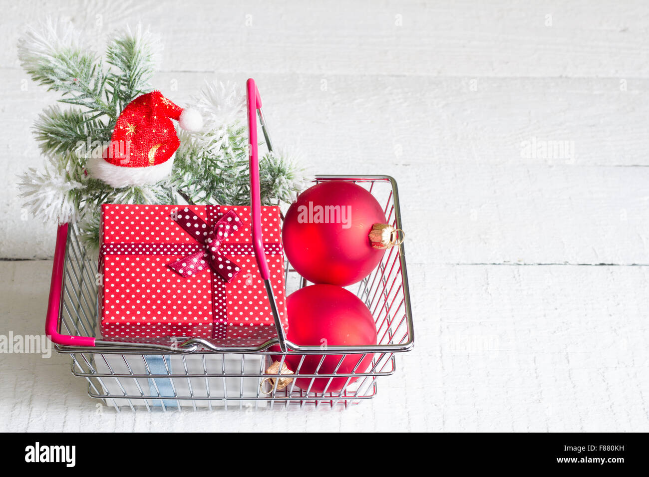 Geschenke im Warenkorb auf ein weißes Weihnachten-symbol Stockfoto