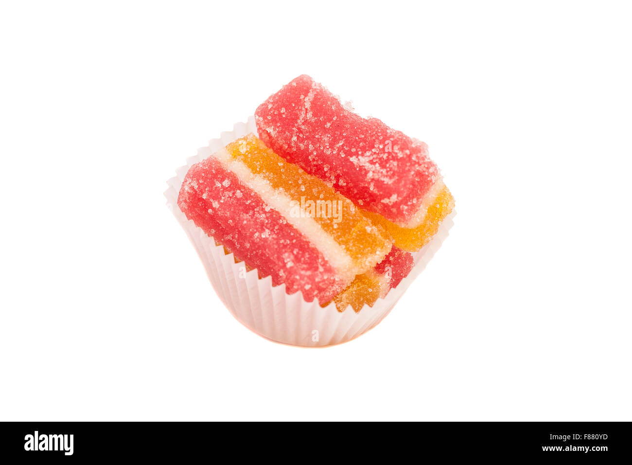 Gelee-Bonbons in weißen Tasse Kuchen Fall isoliert auf weiss Stockfoto