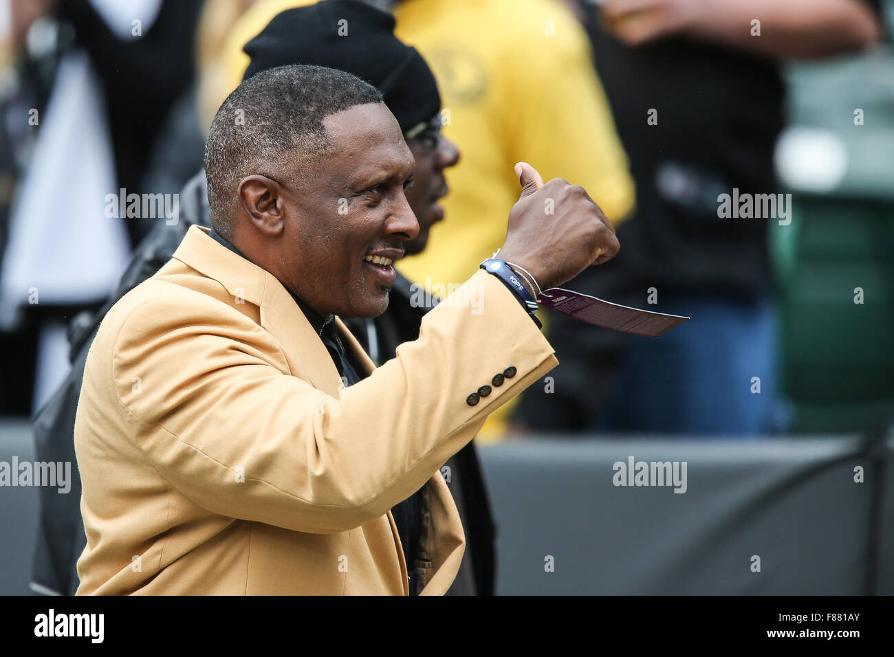 Oakland, Kalifornien, USA. 6. Dezember 2015. Oakland Raiders Hall des Ruhmes Mitglied Tim Brown grüßt die Fans vor dem Start der NFL Football-Spiel zwischen den Kansas City Chiefs und die Oakland Raiders im O.co Coliseum in Oakland, Kalifornien. Die Kansas City Chiefs gegen die Oakland Raiders 34 bis 20. Christopher Trim/CSM/Alamy Live-Nachrichten Stockfoto