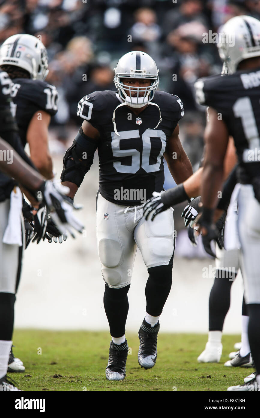 Oakland, Kalifornien, USA. 6. Dezember 2015. Oakland Raiders mittleren Linebacker Curtis Lofton (50) wird die Fans vor dem Start der NFL Football-Spiel zwischen den Kansas City Chiefs und die Oakland Raiders im O.co Coliseum in Oakland, Kalifornien vorgestellt. Die Kansas City Chiefs gegen die Oakland Raiders 34 bis 20. Christopher Trim/CSM/Alamy Live-Nachrichten Stockfoto