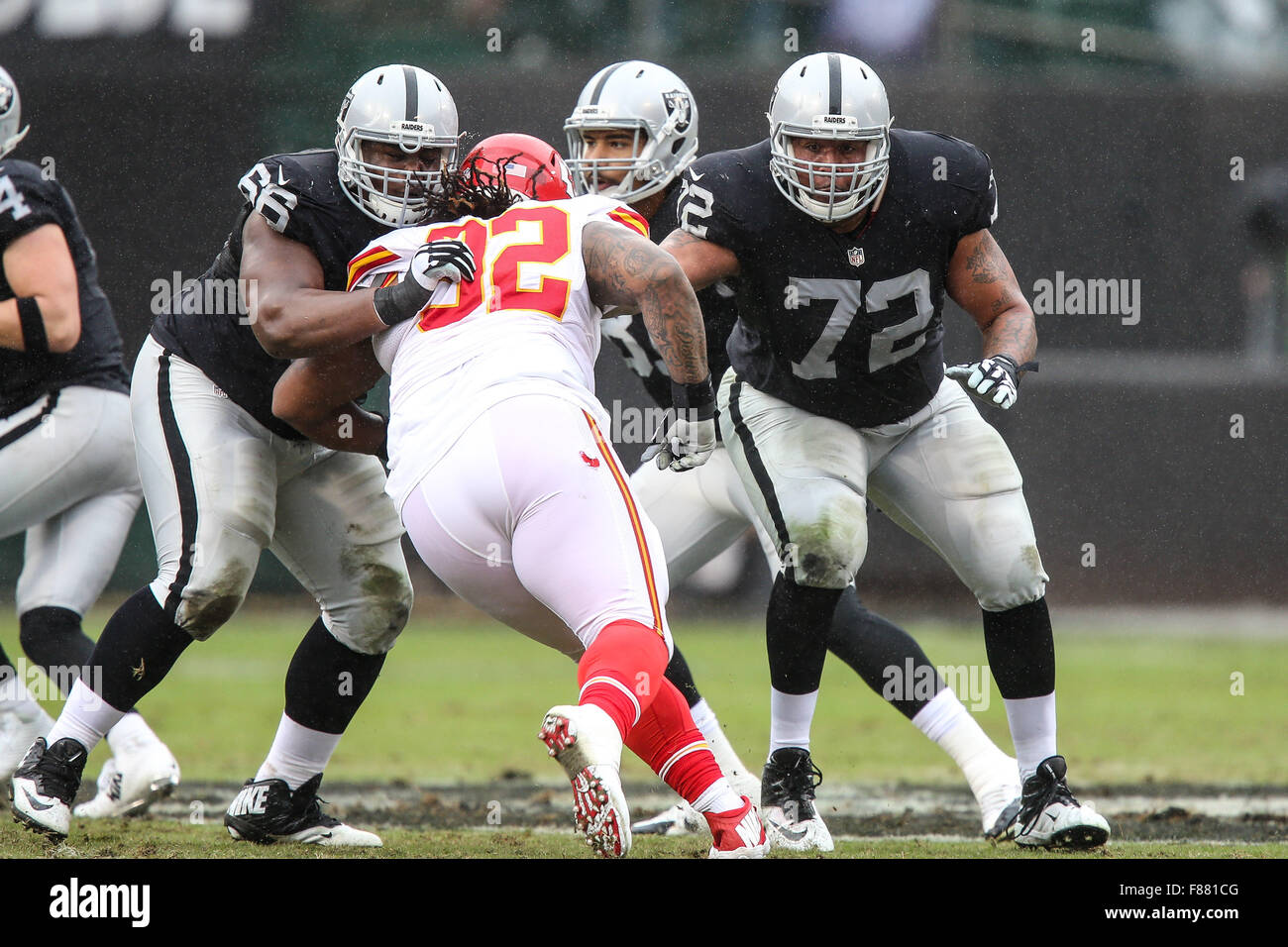 Oakland, Kalifornien, USA. 6. Dezember 2015. Oakland Raiders bewachen Gabe Jackson (66) und Oakland Raiders anzugehen Donald Penn (72) Block Kansas City Chiefs defensive End Dontari Poe (92) während die NFL Football-Spiel zwischen den Kansas City Chiefs und die Oakland Raiders im O.co Coliseum in Oakland, Kalifornien. Die Kansas City Chiefs gegen die Oakland Raiders 34 bis 20. Christopher Trim/CSM/Alamy Live-Nachrichten Stockfoto