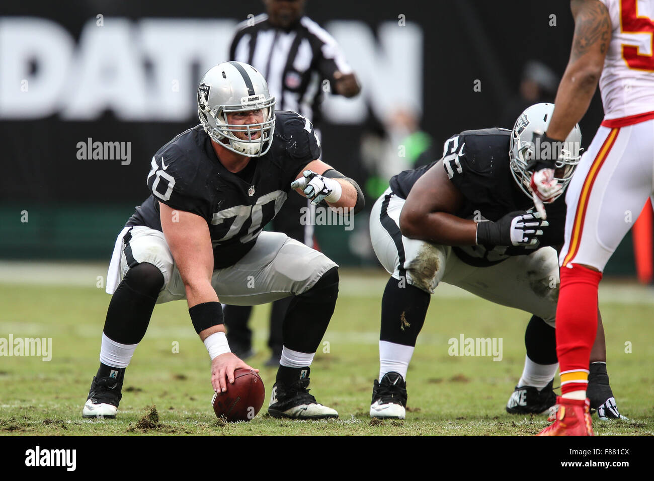 Oakland, Kalifornien, USA. 6. Dezember 2015. Oakland Raiders zentrieren Tony Bergstrom (70) in Aktion während der NFL Football-Spiel zwischen den Kansas City Chiefs und die Oakland Raiders im O.co Coliseum in Oakland, Kalifornien. Die Kansas City Chiefs gegen die Oakland Raiders 34 bis 20. Christopher Trim/CSM/Alamy Live-Nachrichten Stockfoto