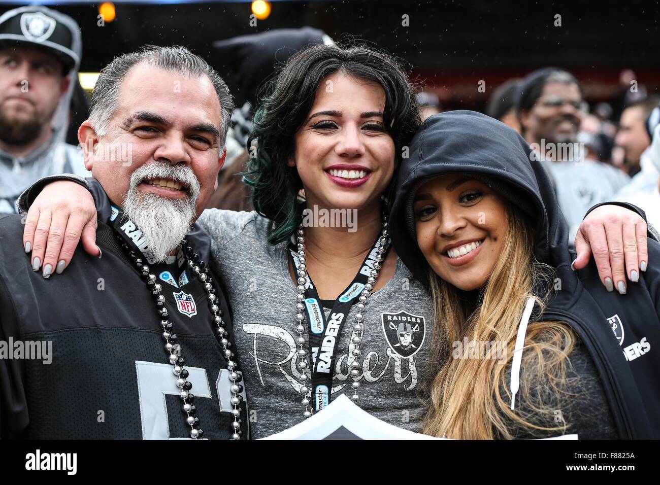 Oakland, Kalifornien, USA. 6. Dezember 2015. Oakland Raider Fans posieren für ein Foto während der NFL Football-Spiel zwischen den Kansas City Chiefs und die Oakland Raiders im O.co Coliseum in Oakland, Kalifornien. Die Kansas City Chiefs gegen die Oakland Raiders 34 bis 20. Christopher Trim/CSM/Alamy Live-Nachrichten Stockfoto