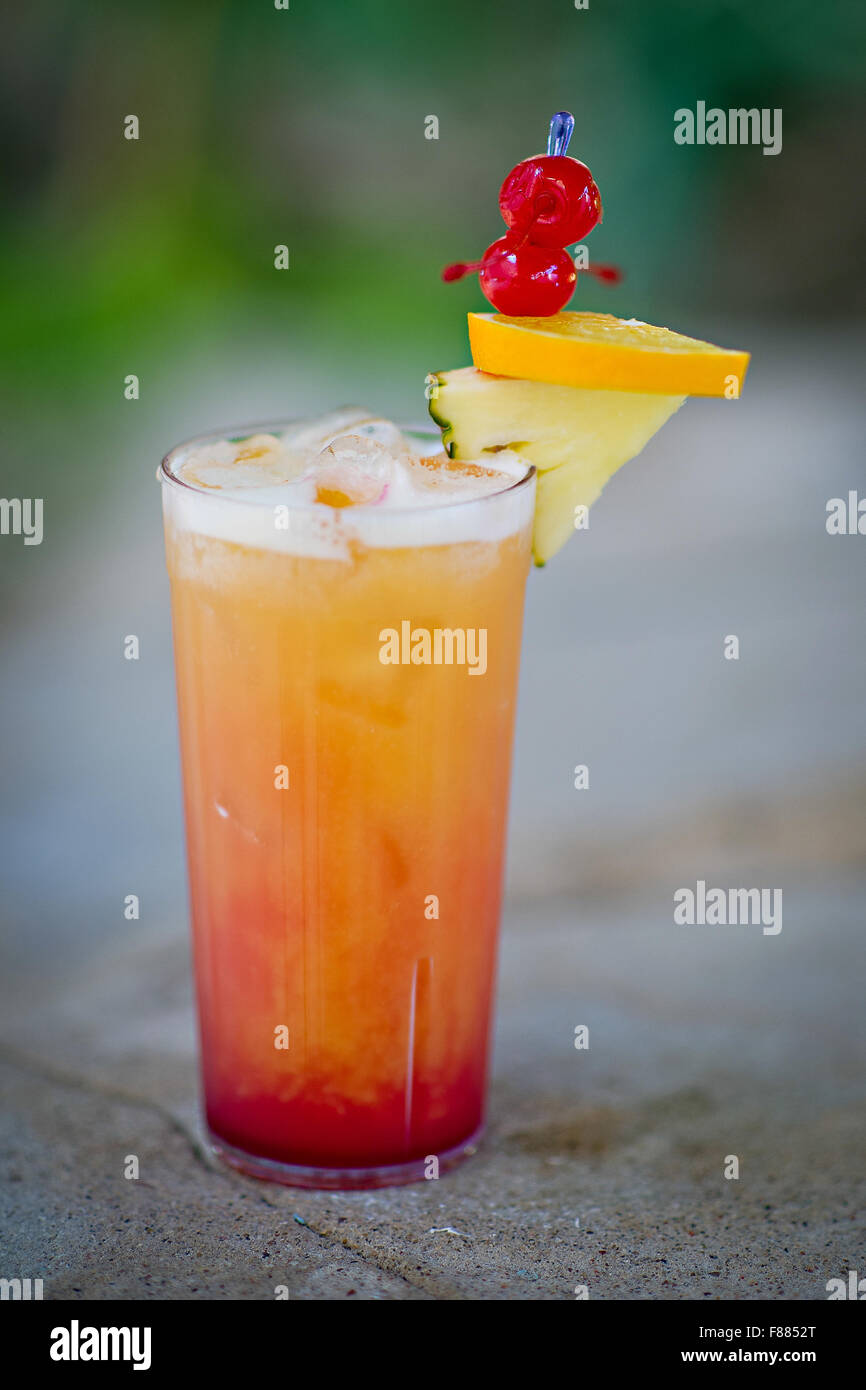 erfrischende alkoholische tropischen cocktail "Mai Tai" im Sommer Stockfoto