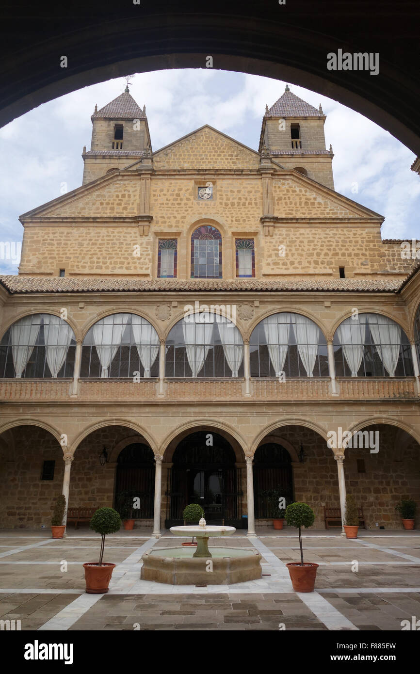 Innenhof des Hospital de Santiago in Ubeda, Provinz Jaén, Andalusien, Spanien Stockfoto