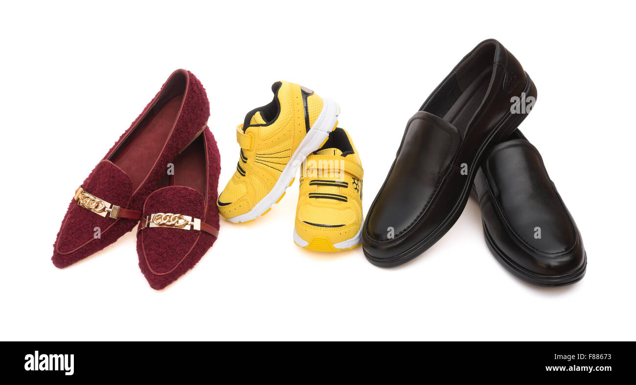 drei Paar Schuhe für Vater-Mutter und Sohn auf einem weißen Hintergrund als Familienkonzept Stockfoto