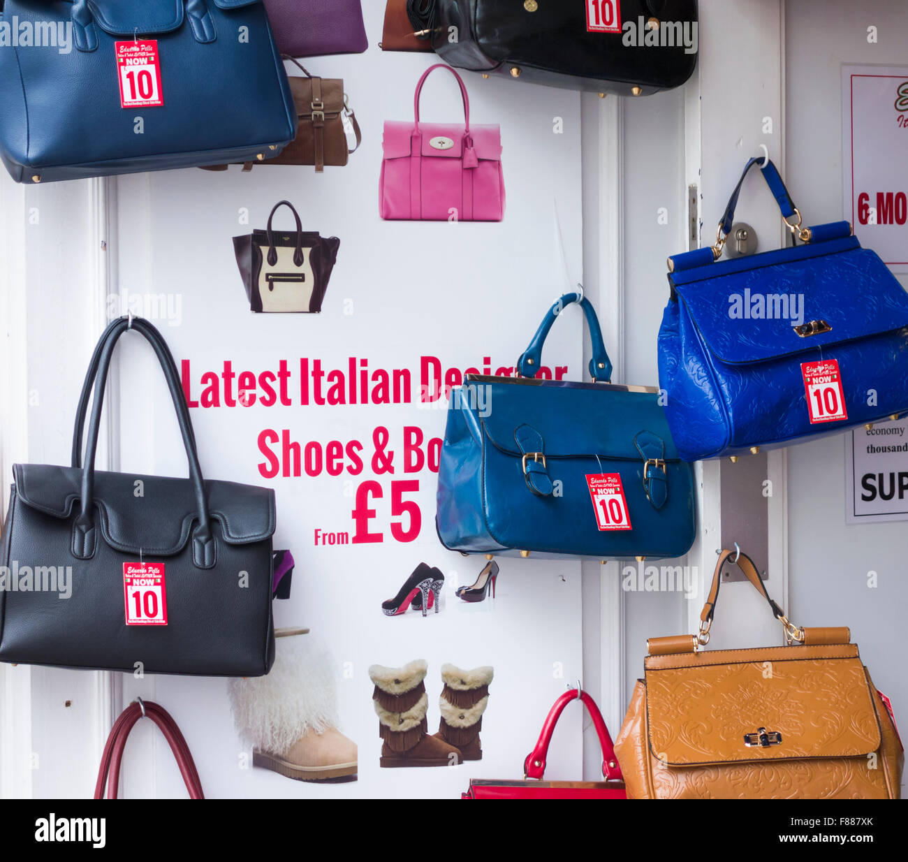 "Neueste italienische Designer-Schuhe und Taschen von £5" im Ladengeschäft in England. UK Stockfoto