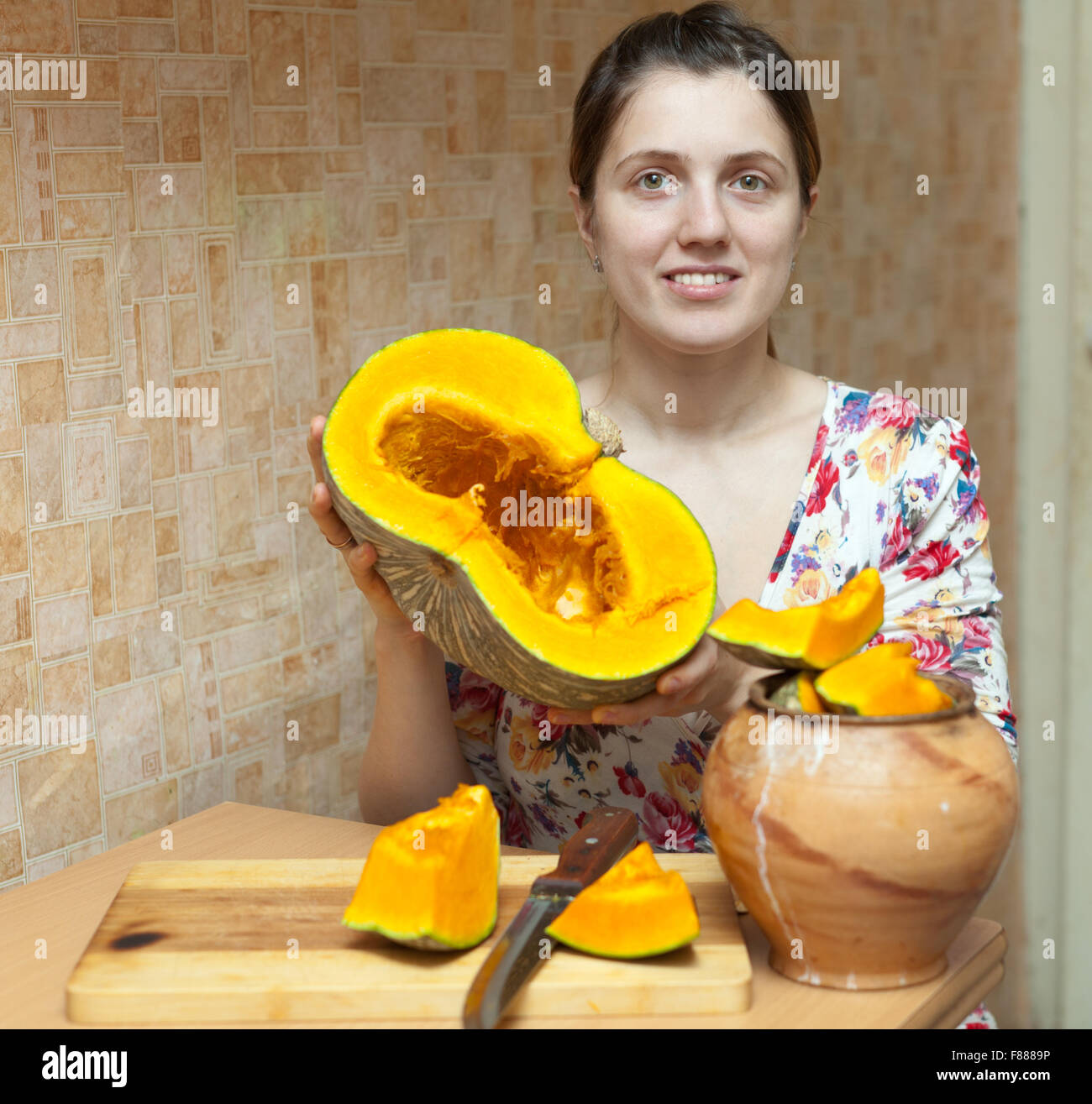 Glückliche Frau kochen Kürbis Küche Stockfoto