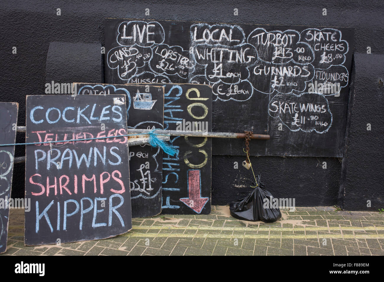 Meeresfrüchte und Schalentiere auf Brettern in Leigh-on-Sea, Essex. Stockfoto