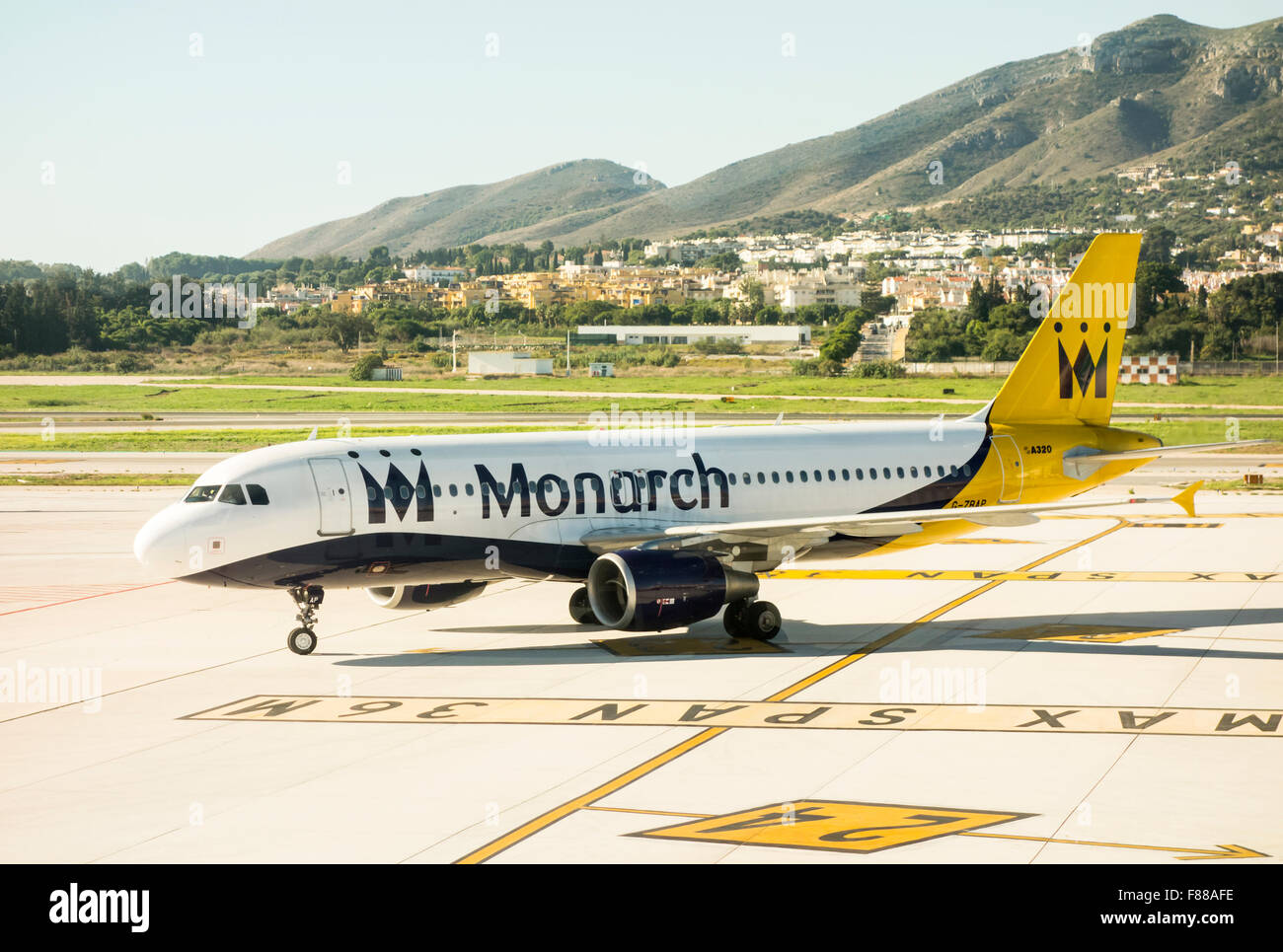 Monarch-Flugzeug, das gerade am Flughafen von Malaga Spanien gelandet ist Stockfoto