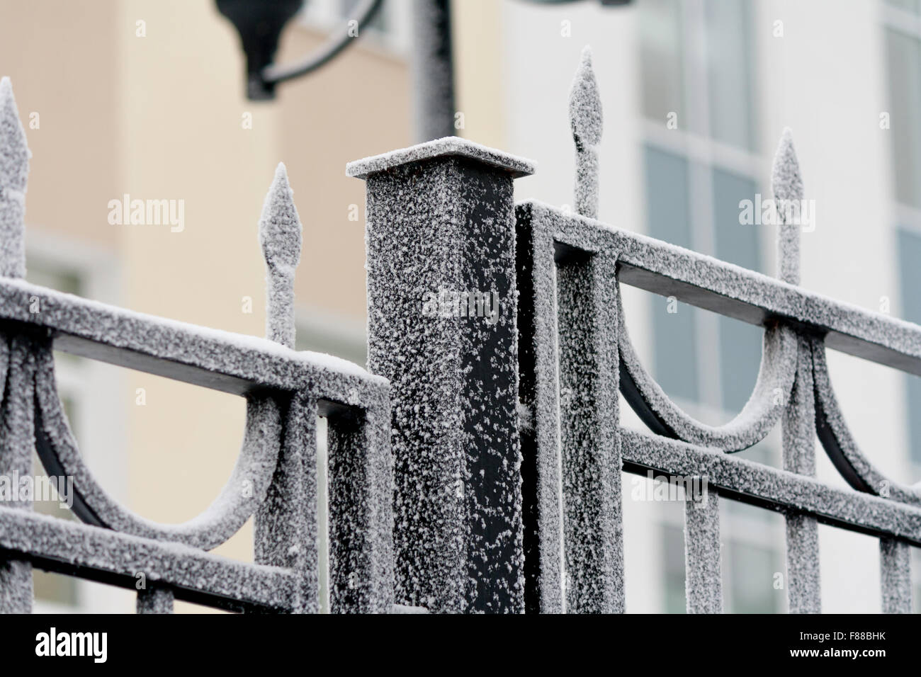 gefrorene Zaun Winter Tag Kälte Eis und Schnee Stockfoto
