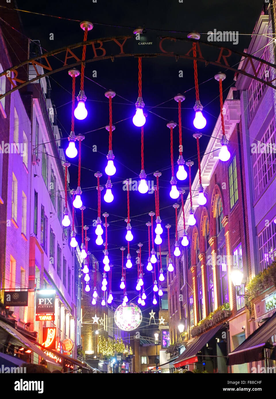 Magenta Weihnachtsbeleuchtung in der Carnaby Street London Stockfoto