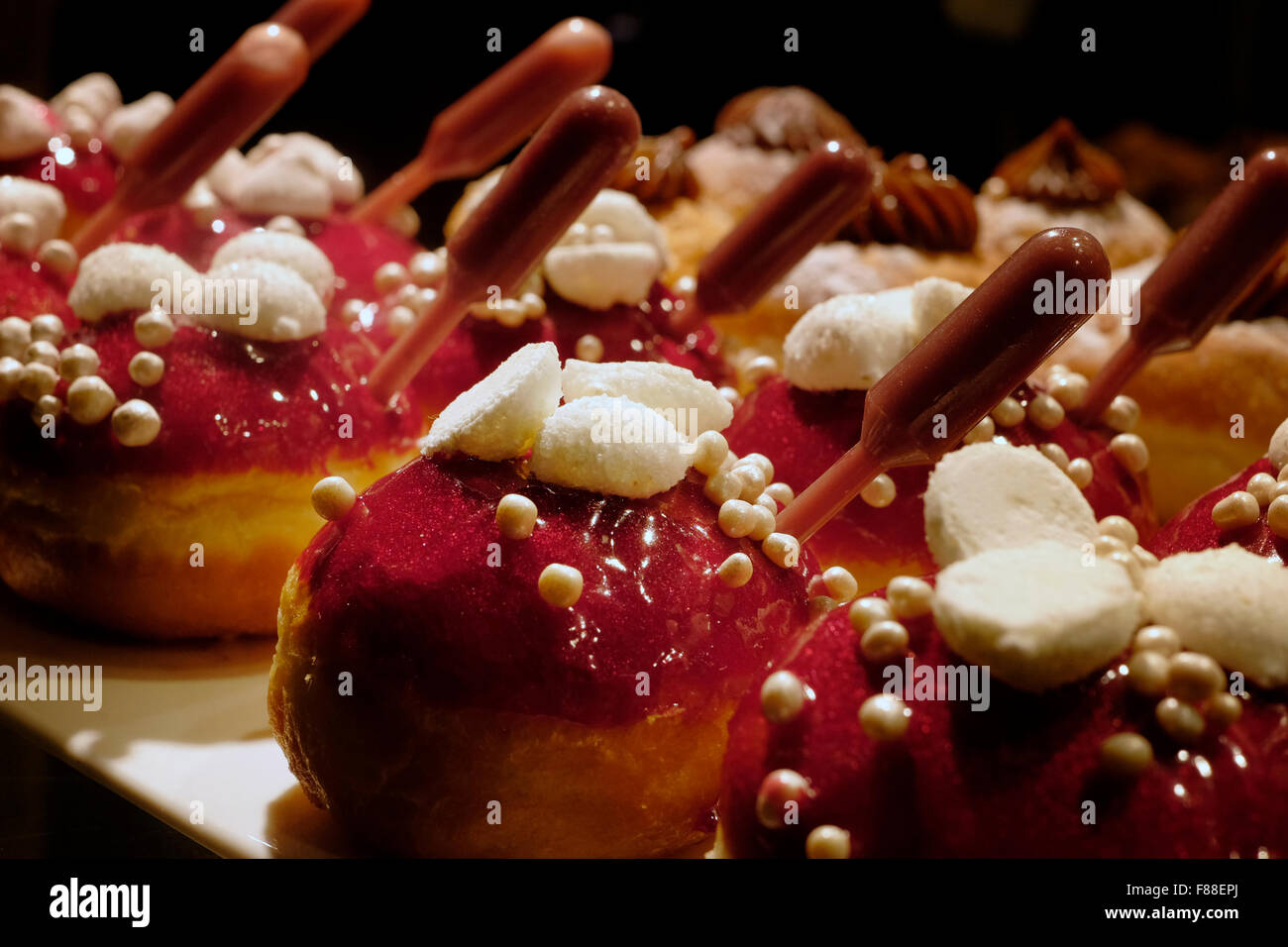 Elegant traditionelle Sufganiyot frittierte runde Donut während der jüdische Feiertag von Chanukka, das Lichterfest gegessen Stockfoto