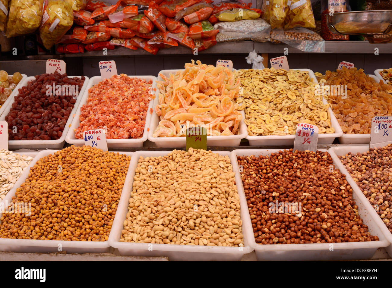 Anzeige von Trockenfrüchten und Nüssen in der Markthalle in Valencia, Spanien zu verkaufen Stockfoto