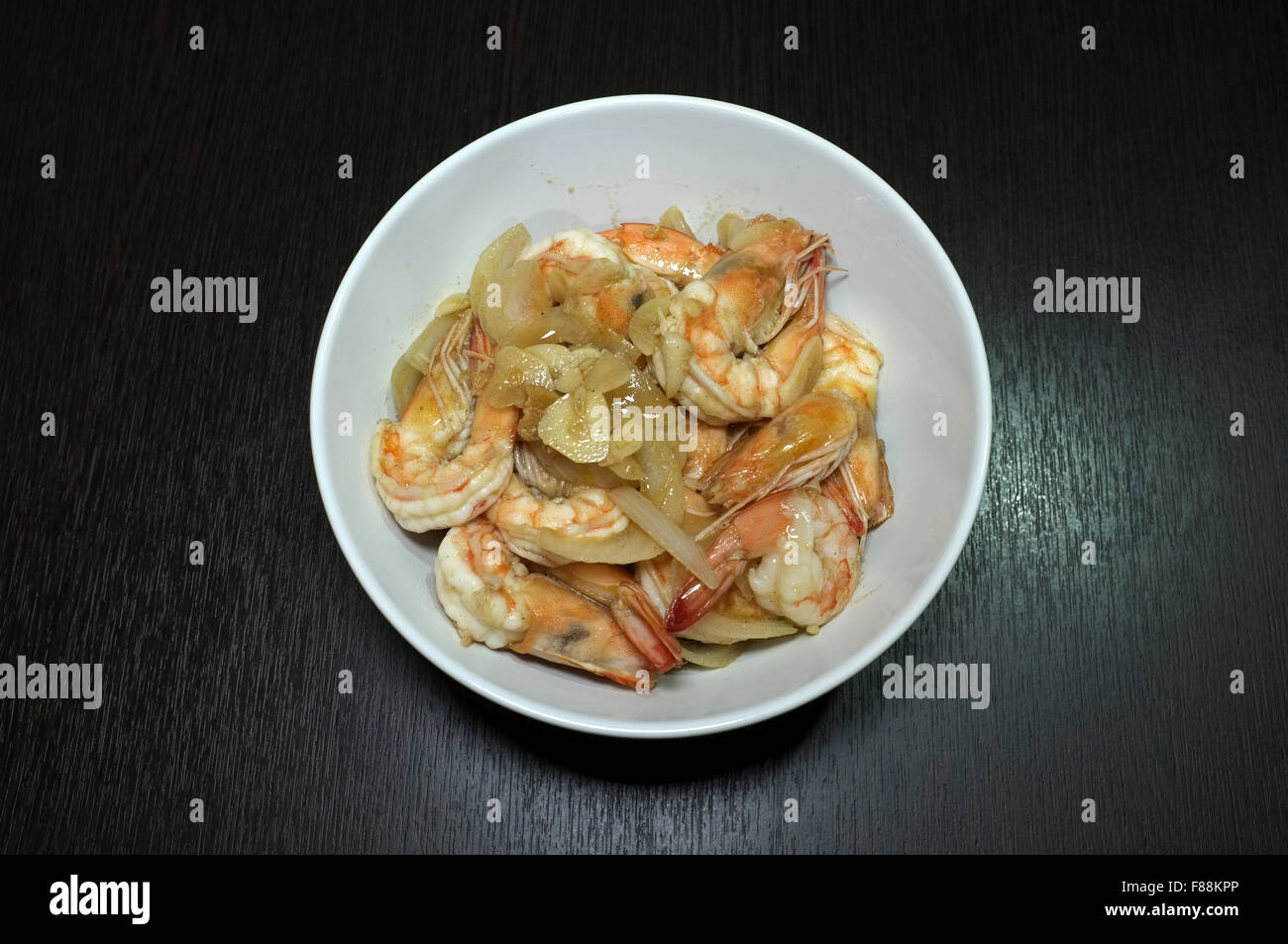 Stir Fry Meeresfrüchte mit Zwiebel, Knoblauch und Pfeffer Stockfoto