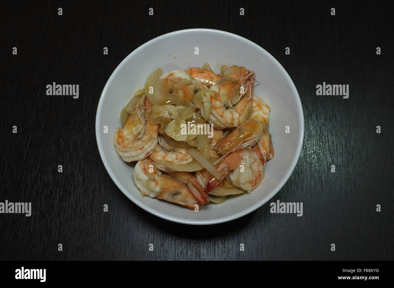 Stir Fry Meeresfrüchte mit Zwiebel, Knoblauch und Pfeffer Stockfoto