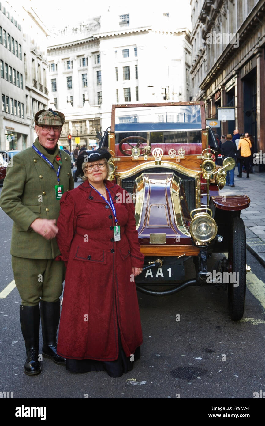 Historische Fahrzeuge auf dem Display in der Oxford Street, bevor die Bonhams von London nach Brighton veteran Auto laufen. Auto Bild: 1904 Renault. Stockfoto