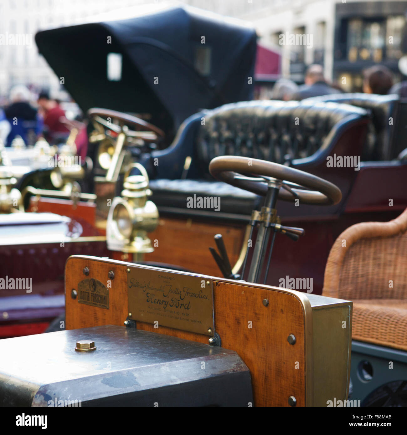 Historische Fahrzeuge auf dem Display in der Oxford Street, bevor die Bonhams von London nach Brighton veteran Auto laufen. Stockfoto