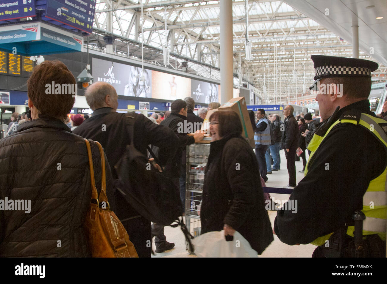 London, UK. 7. Dezember 2015. Erhöhte Sicherheit mit zusätzlichen Polizeipatrouillen an der Waterloo Station nach dem terroristischen Messerangriff Leytonstone u-Bahnstation am Samstagabend Credit: Amer Ghazzal/Alamy Live-Nachrichten Stockfoto