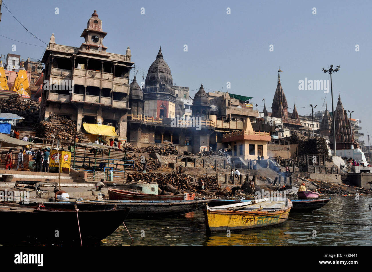 Manikarnika Ghat ist der wichtigste traditionelle hinduistische Feuerbestattung Ort wo Hindu Körper in Varanasi, Uttar Pradesh, Indien creamated sind Stockfoto