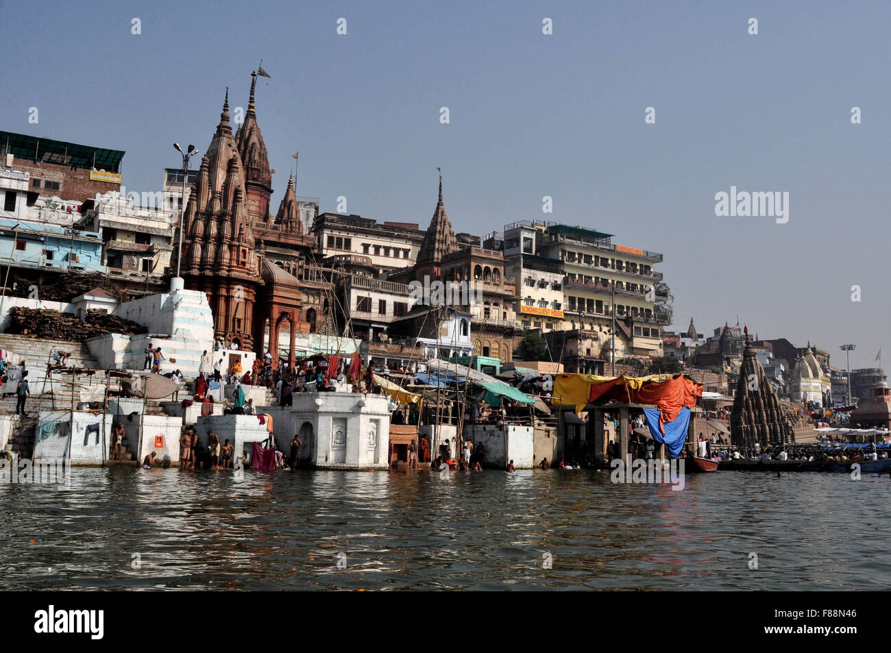 Manikarnika Ghat ist der wichtigste traditionelle hinduistische Feuerbestattung Ort wo Hindu Körper in Varanasi, Uttar Pradesh, Indien eingeäschert werden Stockfoto