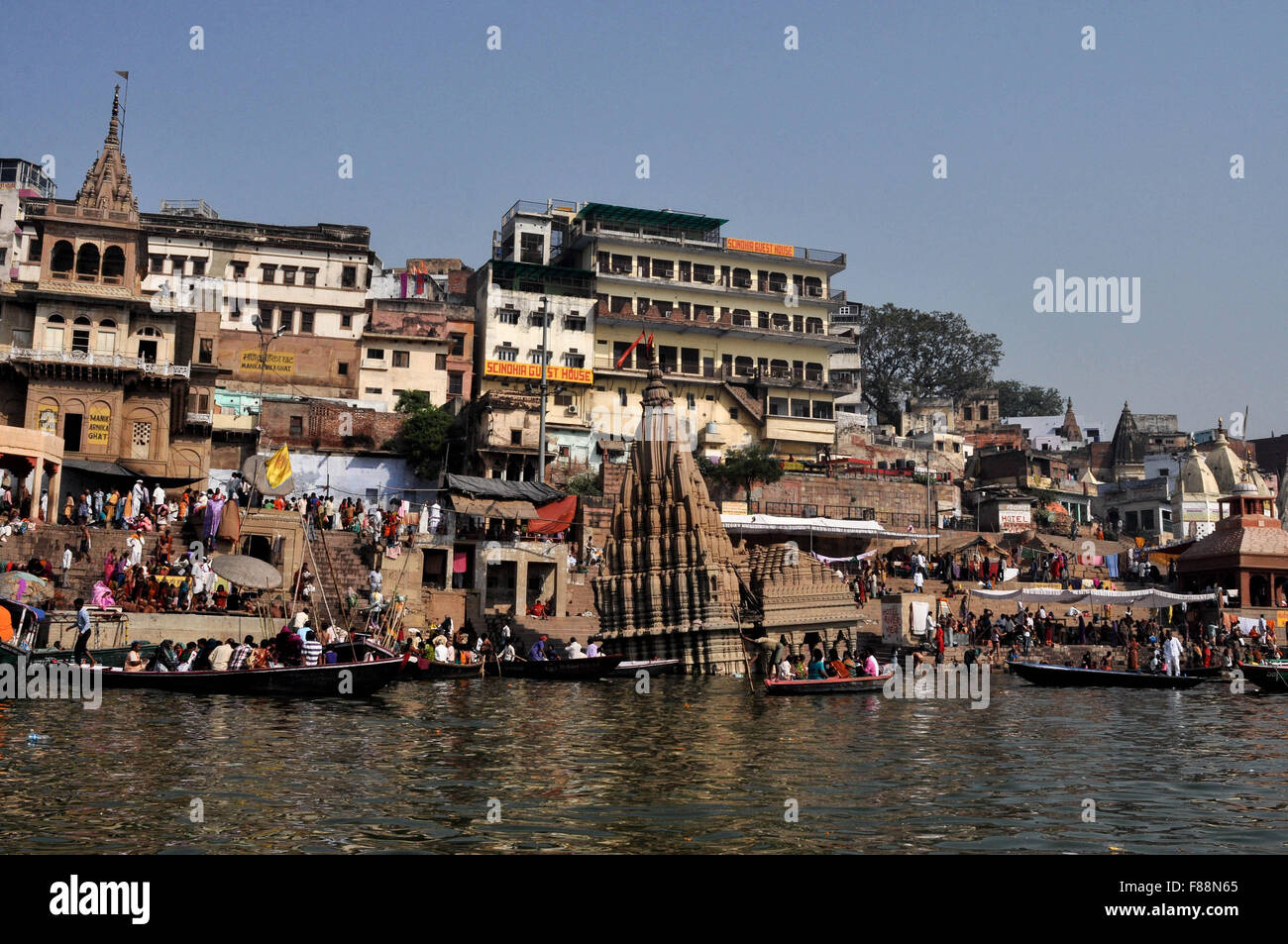 Manikarnika Ghat ist der wichtigste traditionelle hinduistische Feuerbestattung Ort wo Hindus Körper eingeäschert werden, Varanasi, Uttar Pradesh, Indien Stockfoto