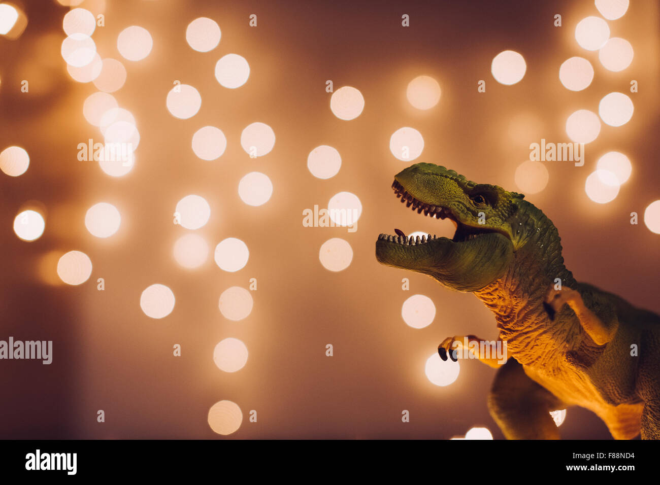 Dinosaurier mit Weihnachtsmütze während der Weihnachtszeit. Stockfoto