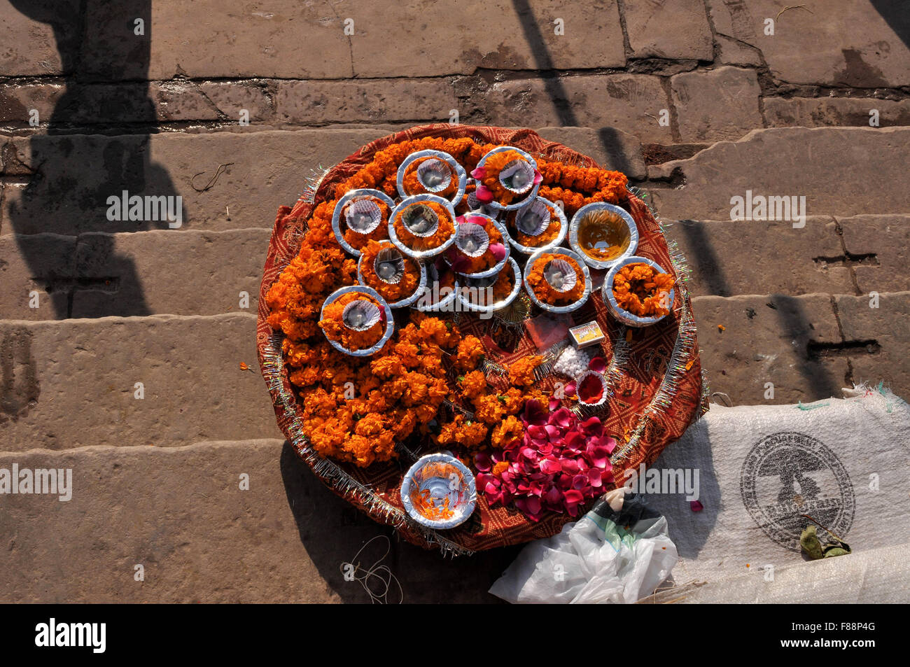 Verwenden Sie Ringelblume und Rosenblüten, Baumwolle, Ghee, Süßigkeiten, rotes Pulver und Ganga Wate in Pooja auf religiöse Zeremonien hinduistischen eifrigen Anhängern Stockfoto