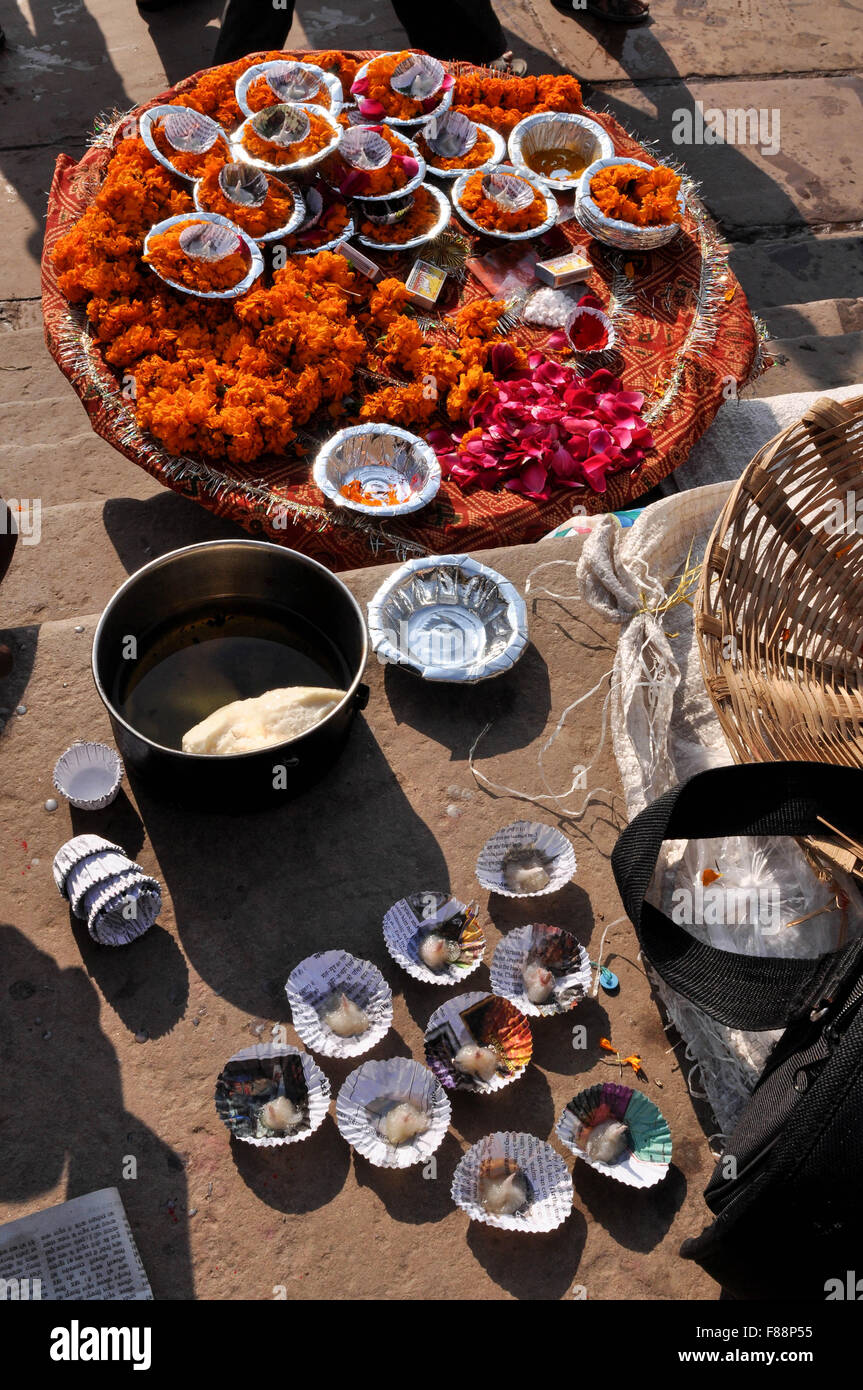 Hindu Anhänger in Indien Gebrauch Ringelblume, Rosenblüten, Baumwolle, Ghee, rotes Pulver, Reis in allen religiösen Zeremonien, Varanasi, Indien. Stockfoto