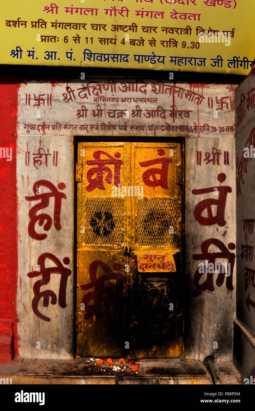 Spendenbox am Ghat in Varanasi.  Varanasi oder Benares ist das zweite älteste Stadt der Welt, Montague am Ufer des Hol Stockfoto