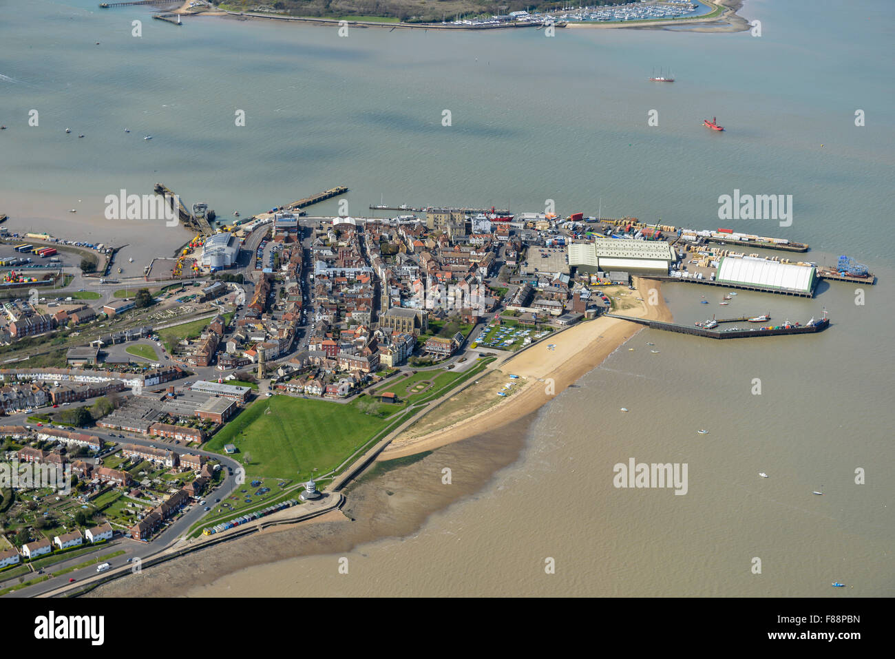Eine Luftaufnahme des alten Harwich und der Mündung des River Stour, Essex, England. Stockfoto