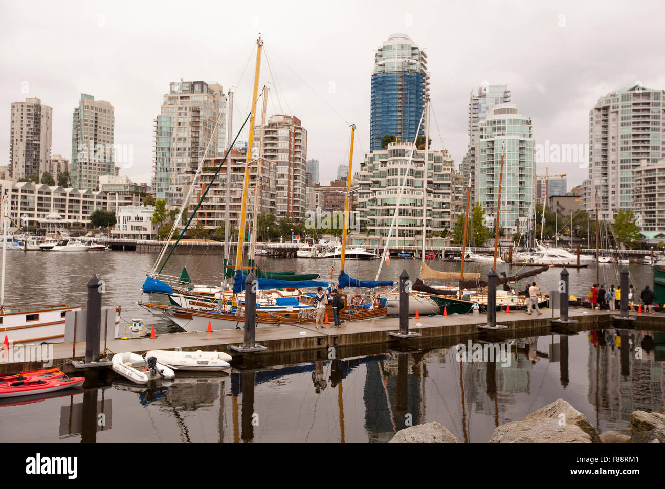 Granville Markt Insel Vancouver öffentlichen Reisen Tourismus städtische Yachthafen am Wasser Sommer touristischen Stadtgebäude sightseeing-Boote Stockfoto