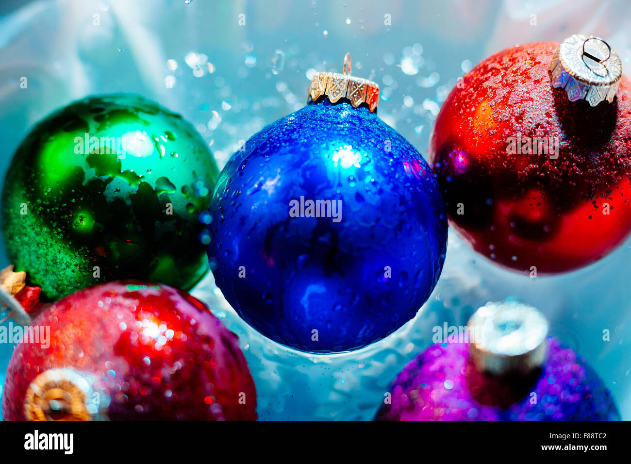 Neujahr-Eiskugeln schmelzen Eis Wasser Winter saisonal mit Wasser Tropfen Hintergrundbild Stockfoto