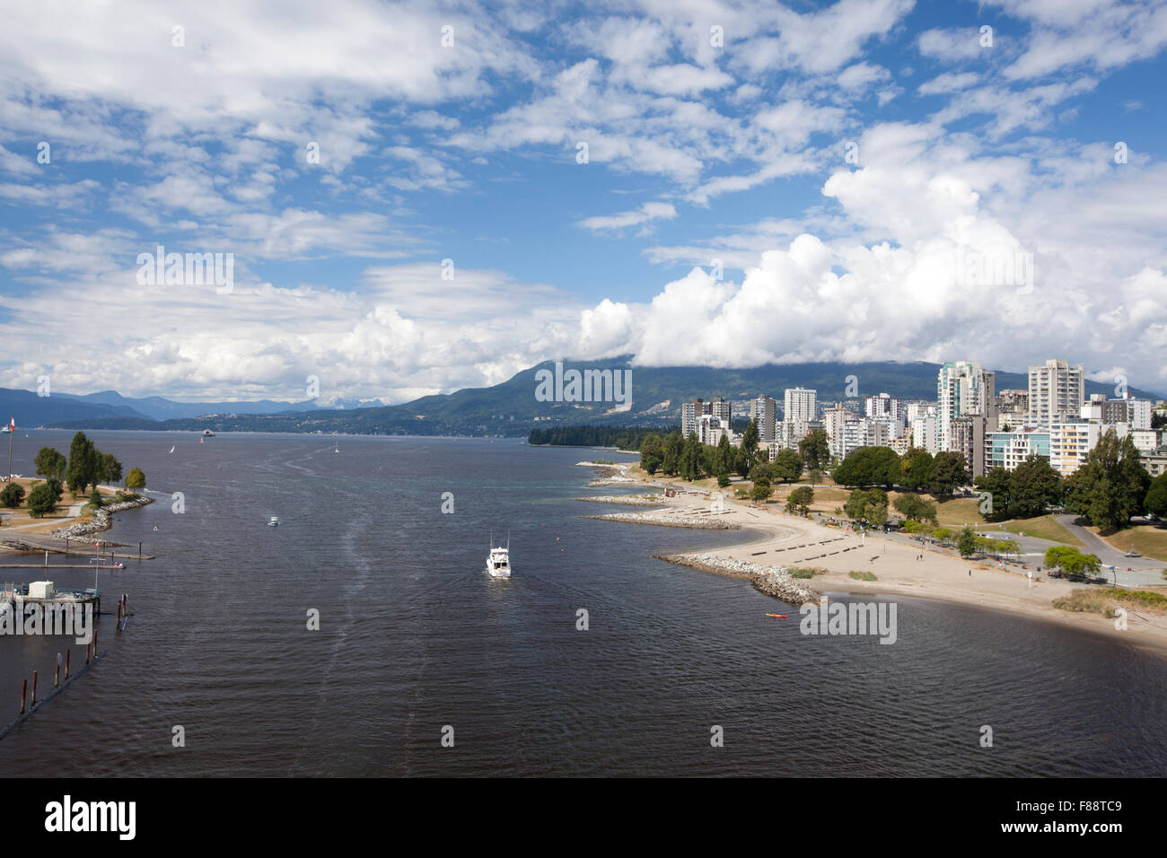Blick auf Vancouver und English Bay von der Burrard Street bridge Stockfoto
