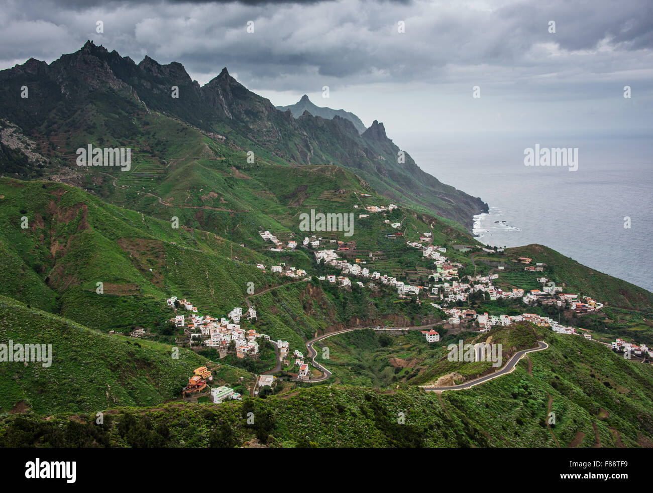 Taganana, Spanien. 29. November 2015. Die Berglandschaft von Las Montanas de Anaga auf der Insel Teneriffa in der Nähe der kleinen Stadt von Taganana, Spanien, 29. November 2015. Foto: Patrick Pleul/Dpa - NO-Draht-SERVICE-/ Dpa/Alamy Live News Stockfoto