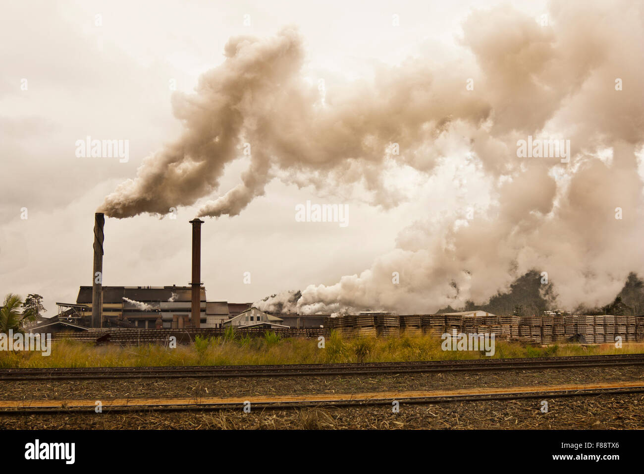 Smog und Luftverschmutzung, die aus einer Zuckerfabrik Stockfoto