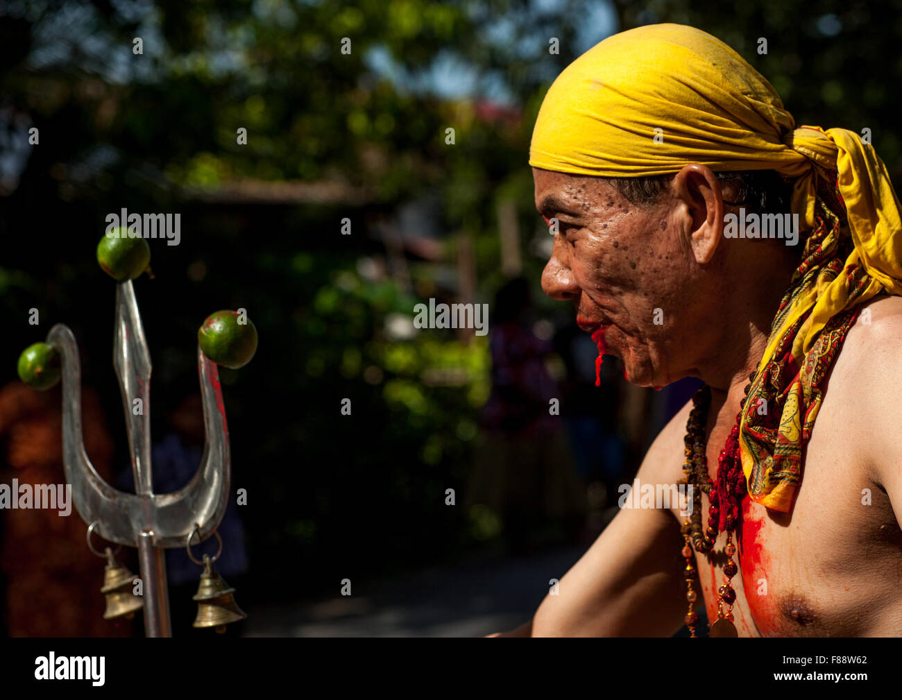 Hindu Anhänger mit Vishnu Dreizack In jährlichen Thaipusam religiöse Festival In Batu-Höhlen, Südost-Asien, Kuala Lumpur, Malaysia Stockfoto Hindu Anhänger mit Vishnu Dreizack In jährlichen Thaipusam religiöse Festival In Batu-Höhlen, Südost-Asien, Kuala Lumpur, Malaysia Stockfoto