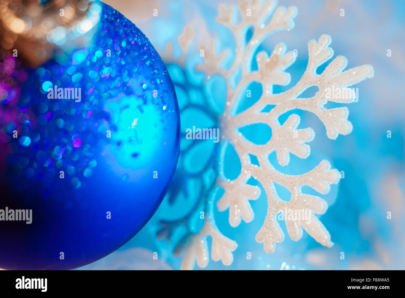 silberne Winter Schneeflocke mit Silvester-Ball-Makro-Hintergrund Stockfoto