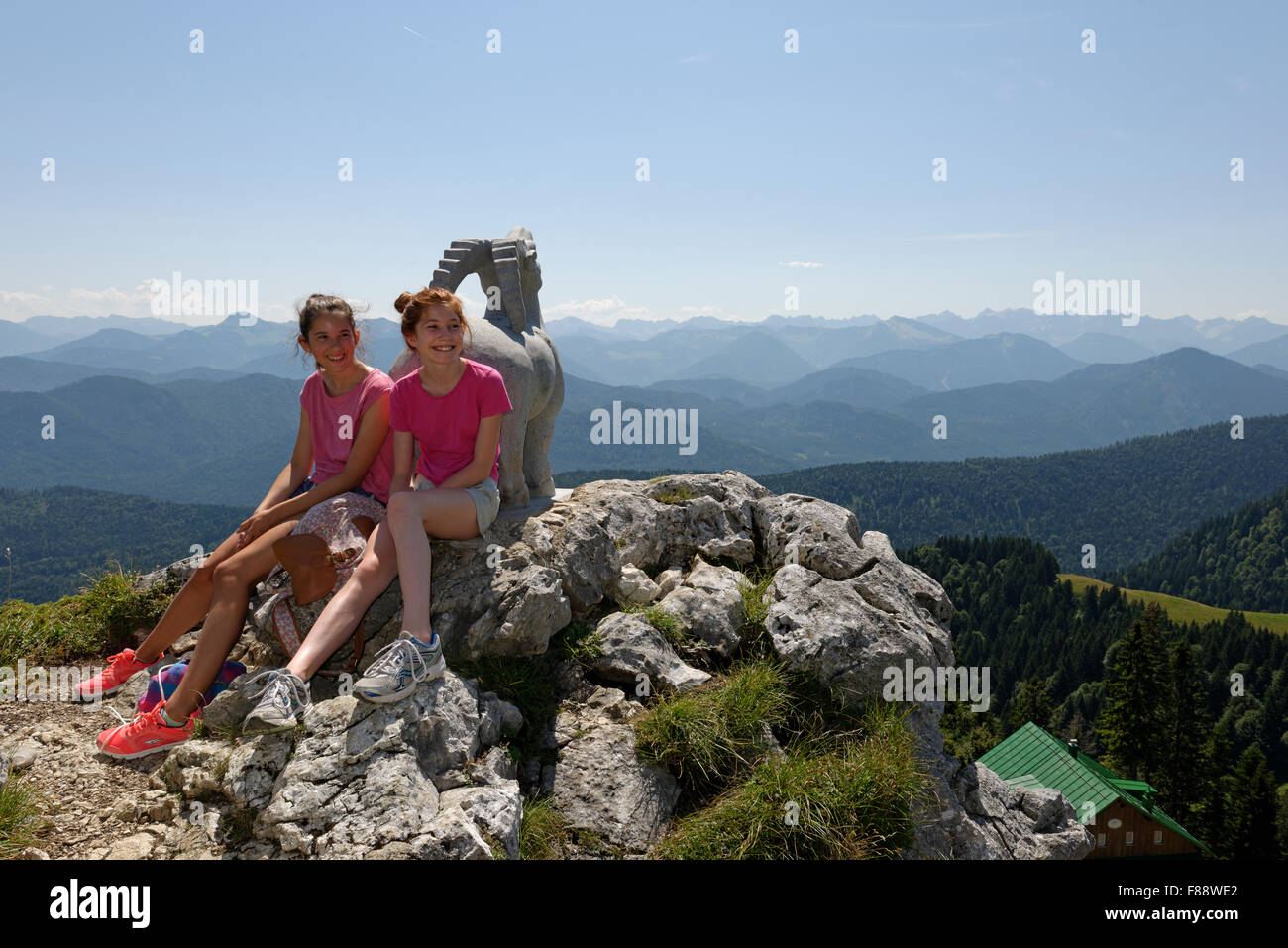 Mädchen, Teenager, ruhen auf der Stie-Alm, Brauneck in Lenggries, Isarwinkel, Upper Bavaria, Bavaria, Germany Stockfoto