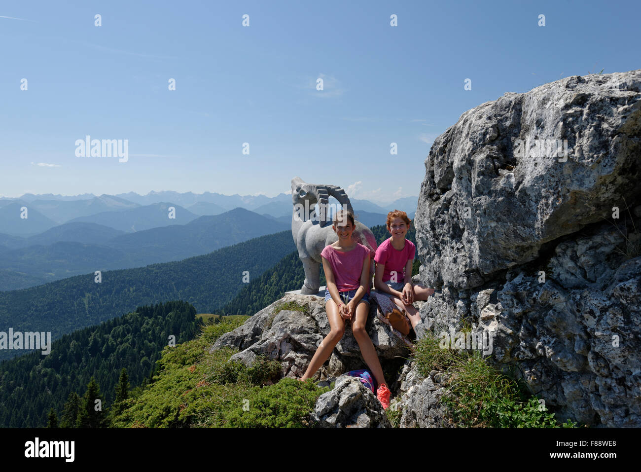 Mädchen, Teenager, ruhen auf der Stie-Alm, Brauneck in Lenggries, Isarwinkel, Upper Bavaria, Bavaria, Germany Stockfoto