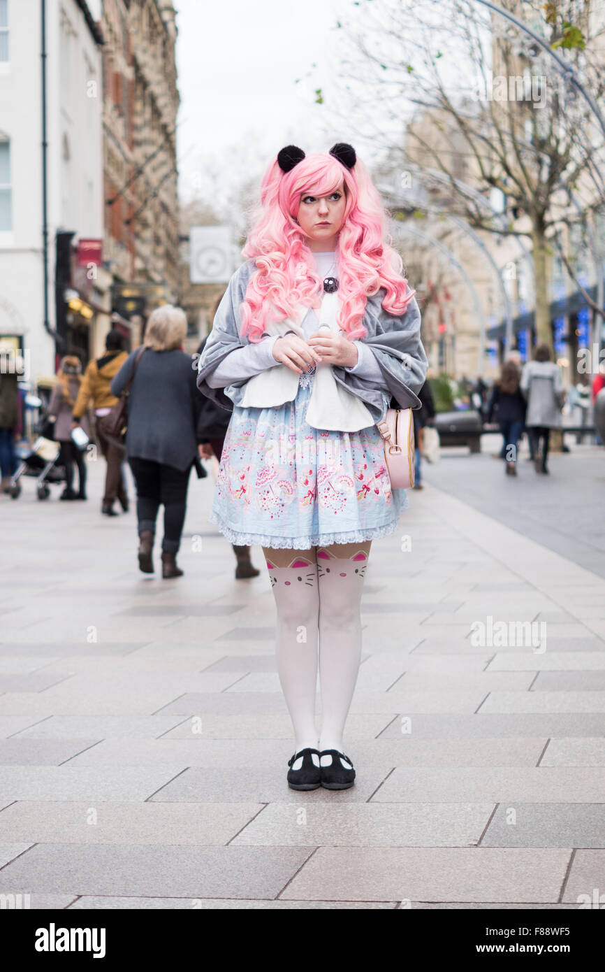 Model Posen in japanischen Fairy Kei-Stil Kleidung im Zentrum von Cardiff. Stockfoto