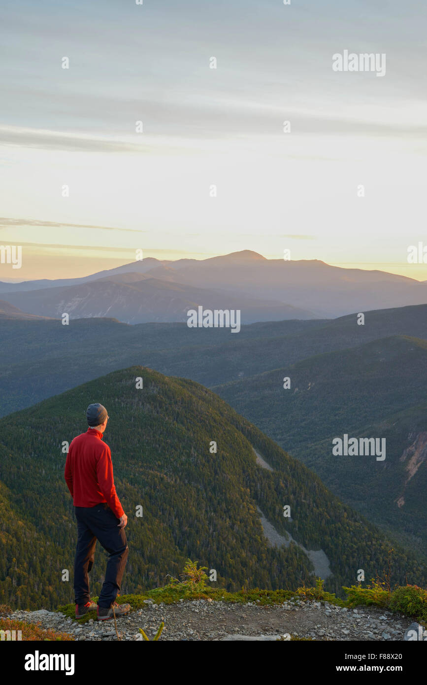 Blick auf den Mount Washington und Presidential Range am Horizont von Signal Ridge Trail bei Sonnenaufgang, White Mountain National Forest, New Hampshire Stockfoto