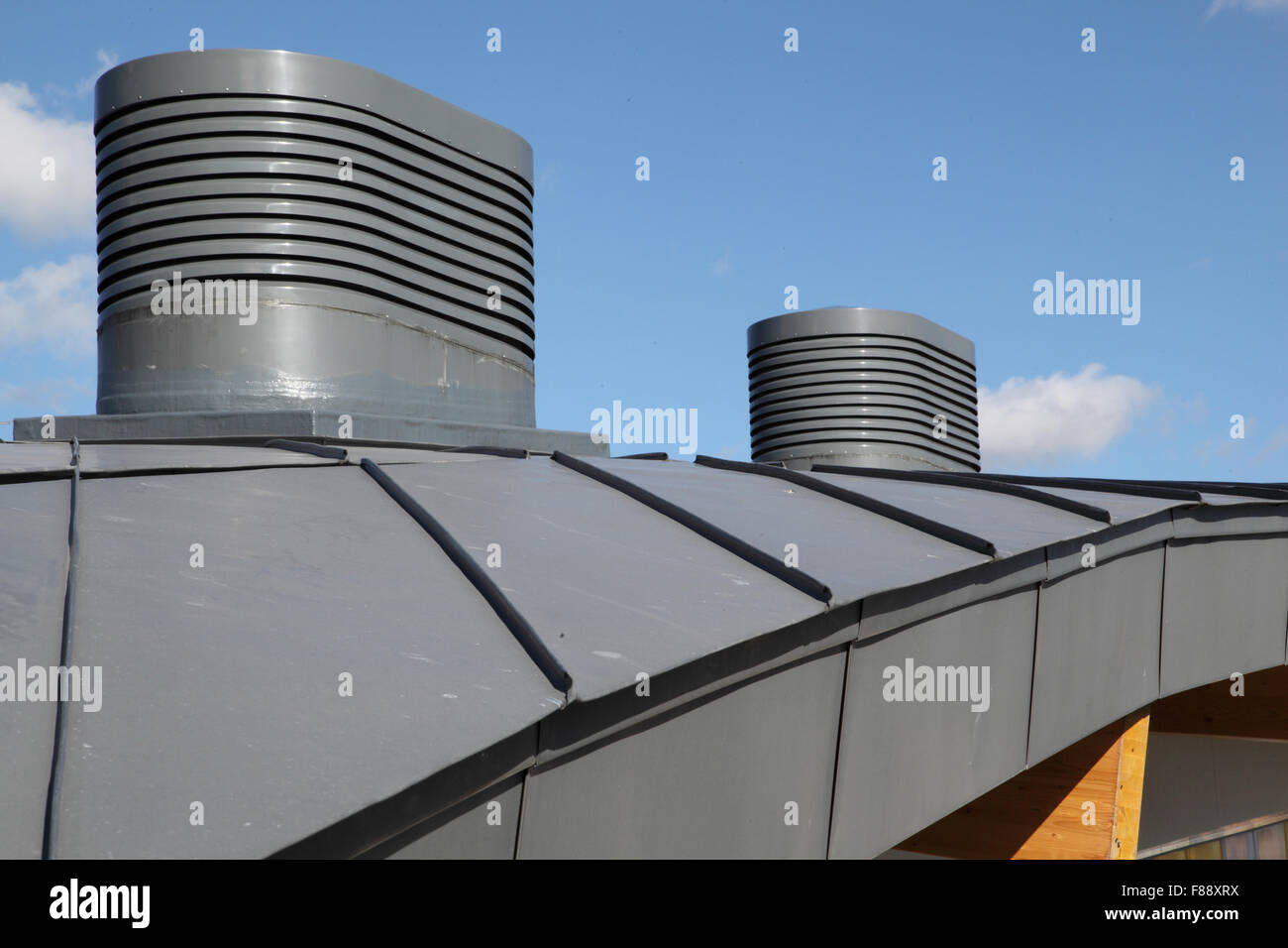 Dach-Detail auf MyPlace Jugendzentrum in Hackney, zeigen geschwungene Zink Verkleidung und Wind Fänger Lüftung Verkaufsstellen Stockfoto