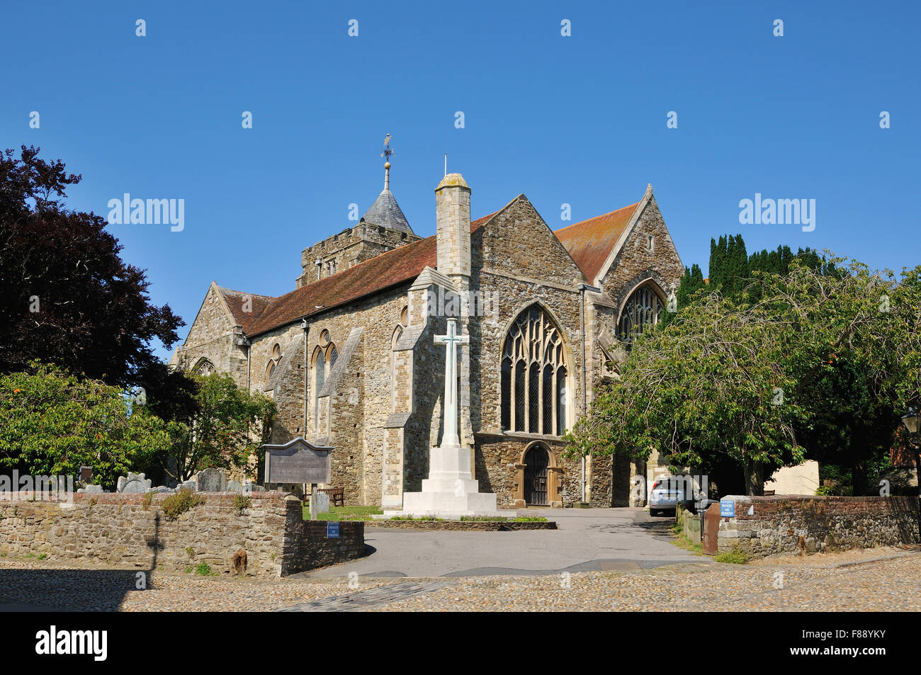 Das Äußere der mittelalterlichen Kirche St. Mary, von Church Square, in der historischen Stadt Rye, East Sussex, Großbritannien Stockfoto